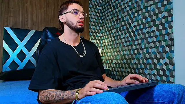 Michael magno online show from October 15, 2025, 6:38 pm