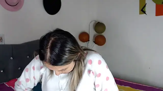 Snapshot of Chantal_hott chatting on October 19, 2025, 2:20 pm Chantal hott online show from October 19, 2025, 2:20 pm