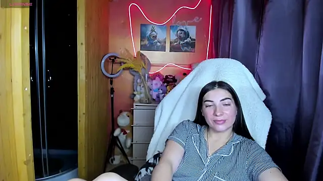 Fiery Brunette  online show from November 28, 2025, 3:12 pm