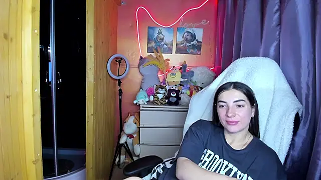 Fiery Brunette  online show from March 18, 2026, 5:10 am