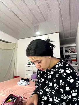 Snapshot of hannahb-e chatting on October 25, 2025, 2:39 pm hannahb-e online show from October 25, 2025, 2:39 pm