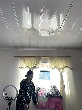 Snapshot of hannahb-e chatting on January 11, 2026, 1:18 pm hannahb-e online show from January 11, 2026, 1:18 pm