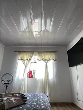 Snapshot of hannahb-e chatting on October 24, 2025, 7:57 pm hannahb-e online show from October 24, 2025, 7:57 pm