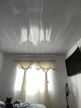 Snapshot of hannahb-e chatting on November 6, 2025, 2:32 pm hannahb-e online show from November 6, 2025, 2:32 pm