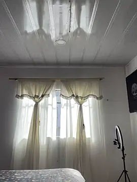 Snapshot of hannahb-e chatting on November 21, 2025, 2:16 pm hannahb-e online show from November 21, 2025, 2:16 pm