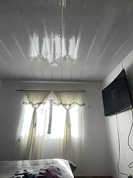 Snapshot of hannahb-e chatting on December 18, 2025, 1:48 pm hannahb-e online show from December 18, 2025, 1:48 pm