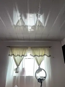 Snapshot of hannahb-e chatting on October 7, 2025, 5:25 pm hannahb-e online show from October 7, 2025, 5:25 pm