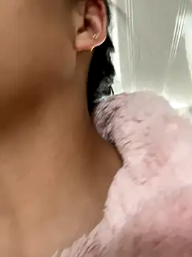 Snapshot of hannahb-e chatting on November 24, 2025, 1:11 pm hannahb-e online show from November 24, 2025, 1:11 pm