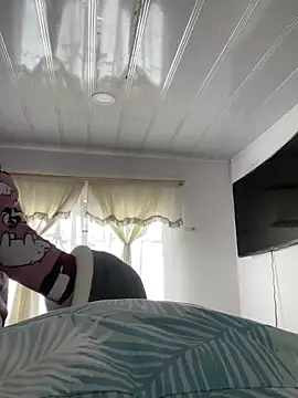 Snapshot of hannahb-e chatting on December 17, 2025, 2:00 pm hannahb-e online show from December 17, 2025, 2:00 pm