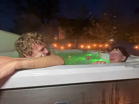 sexyandjagundo online show from April 23, 2026, 12:17 am