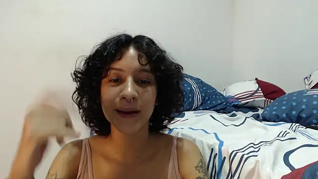 Snapshot of AlinaWoolf_ chatting on October 7, 2025, 11:50 pm AlinaWoolf online show from October 7, 2025, 11:50 pm