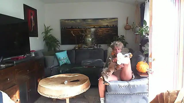 Snapshot of CeceilaMoon chatting on November 10, 2025, 8:47 pm CeceilaMoon online show from November 10, 2025, 8:47 pm