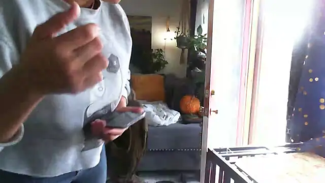 Snapshot of CeceilaMoon chatting on November 12, 2025, 5:50 pm CeceilaMoon online show from November 12, 2025, 5:50 pm