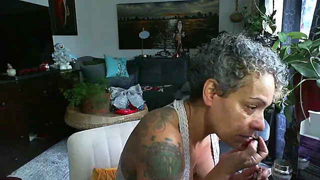 Snapshot of CeceilaMoon chatting on November 23, 2025, 2:38 pm CeceilaMoon online show from November 23, 2025, 2:38 pm