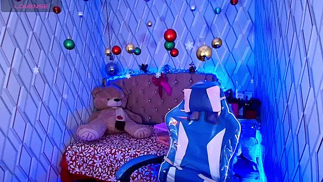 NicolleTaylor online show from December 17, 2025, 4:06 am