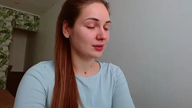 Snapshot of Olivia_shine chatting on February 18, 2025, 5:31 am Olivia shine online show from February 18, 2025, 5:31 am