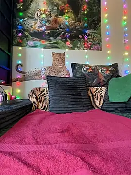 fatfabulous1981 online show from May 8, 2026, 12:14 am