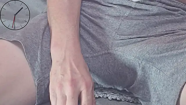 Snapshot of LongUKMakeYouSquirt chatting on October 22, 2025, 11:31 am LongUKMakeYouSquirt online show from October 22, 2025, 11:31 am