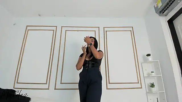 saray mardez online show from November 12, 2025, 12:09 pm