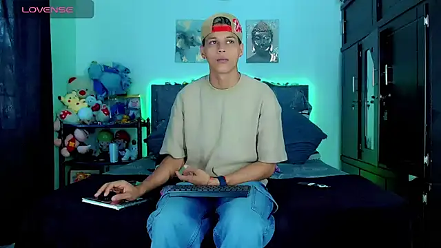 Liamscott  online show from October 25, 2025, 7:47 pm