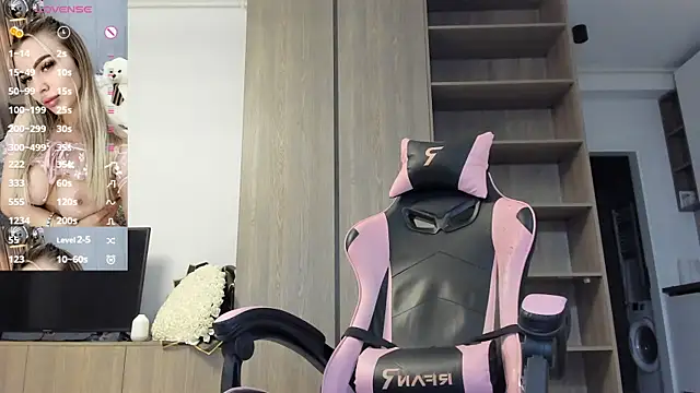 Snapshot of Megan_Ros chatting on October 12, 2025, 5:09 am Megan Ros online show from October 12, 2025, 5:09 am