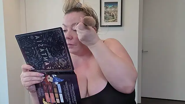 Snapshot of Beauty4AGent chatting on October 18, 2025, 12:01 am Beauty4AGent online show from October 18, 2025, 12:01 am