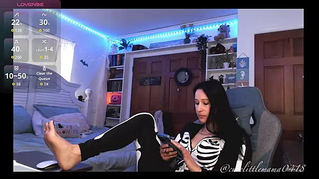 cutelittlemama0418 online show from October 25, 2025, 2:17 pm