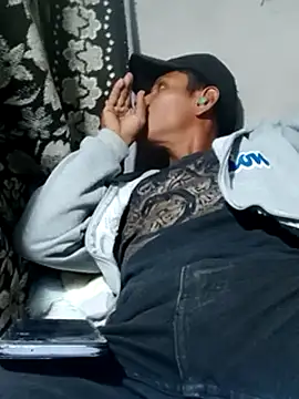 Snapshot of Moreno1813 chatting on March 16, 2025, 6:31 am Moreno1813 online show from March 16, 2025, 6:31 am