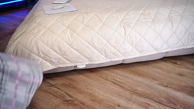 Snapshot of NovaMaria chatting on November 4, 2025, 8:40 am NovaMaria online show from November 4, 2025, 8:40 am