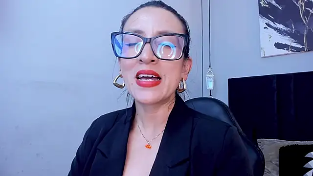 Snapshot of kira_moon__ chatting on February 13, 2026, 9:37 pm kira moon online show from February 13, 2026, 9:37 pm