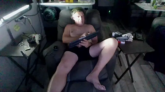 lateniter online show from April 22, 2026, 10:05 pm