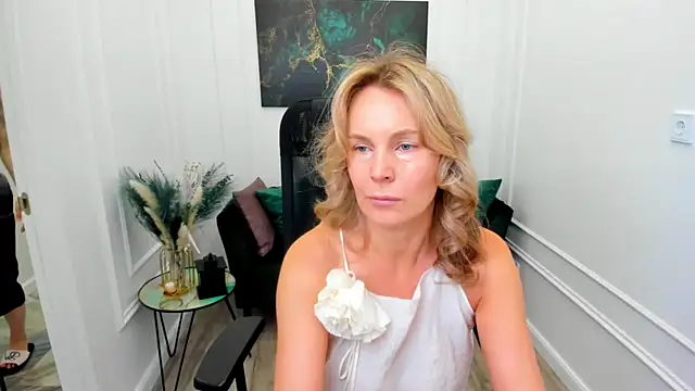 Sinty Devis online show from June 25, 2026, 4:32 am