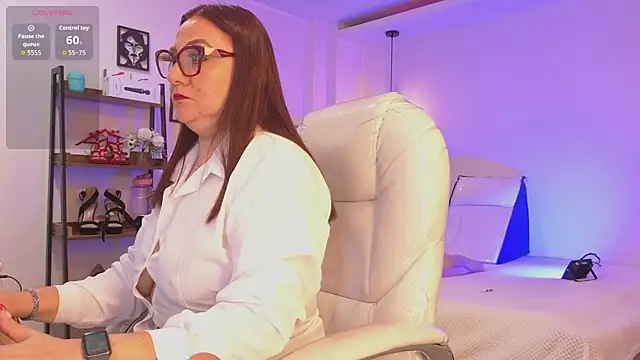 lady nylon  online show from January 8, 2026, 12:44 pm