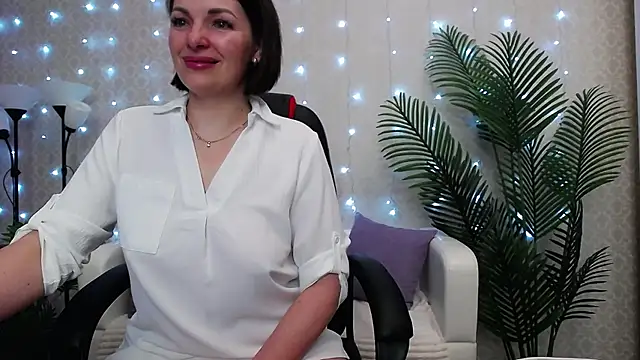 Camelia Lillie online show from May 12, 2026, 1:13 am