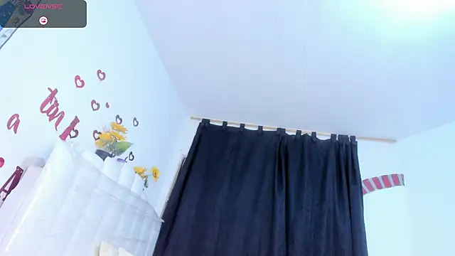 Snapshot of RoxannaBlanche chatting on May 19, 2026, 11:17 am RoxannaBlanche online show from May 19, 2026, 11:17 am