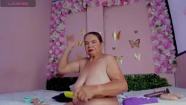 Snapshot of grandmother_milf chatting on April 20, 2026, 2:40 pm grandmother milf online show from April 20, 2026, 2:40 pm