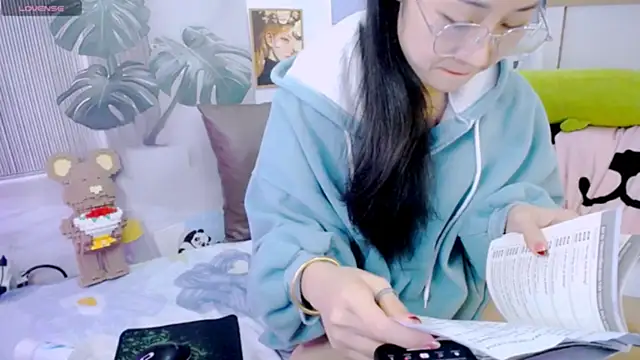 Snapshot of Ly__ chatting on February 12, 2026, 4:23 am Ly online show from February 12, 2026, 4:23 am