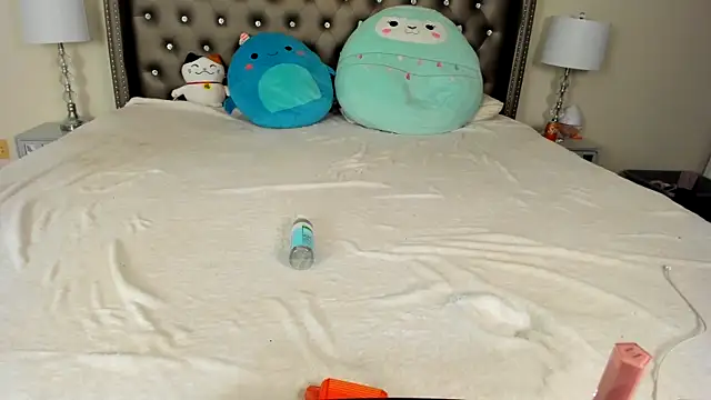 NadiaLyla online show from September 27, 2025, 1:45 am