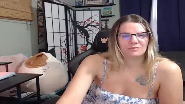 Sarahtineke online show from November 10, 2025, 2:33 pm