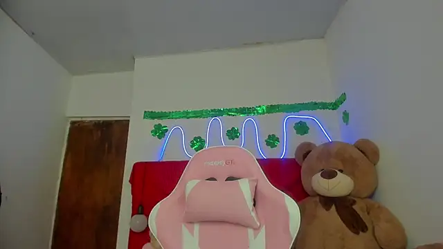 misticasexy online show from April 22, 2026, 9:43 pm
