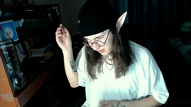Snapshot of EvaMiron chatting on March 2, 2025, 6:35 pm EvaMiron online show from March 2, 2025, 6:35 pm