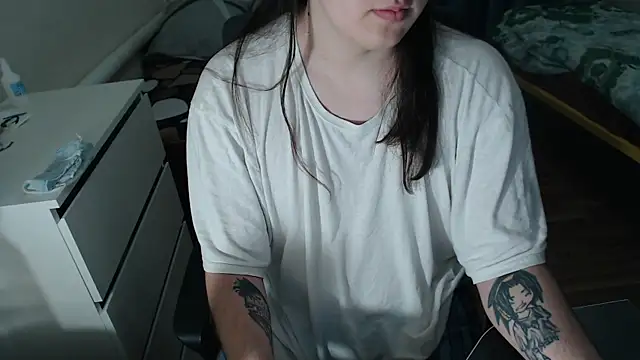 EvaMiron online show from November 11, 2025, 11:31 pm