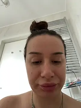 deliaroyal online show from March 27, 2026, 1:34 pm