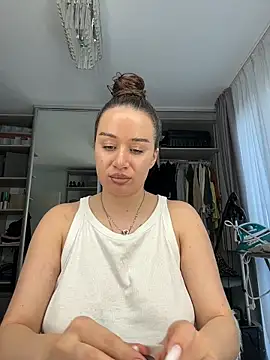 deliaroyal online show from April 3, 2026, 2:01 pm