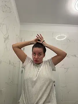 deliaroyal online show from October 28, 2025, 3:33 pm