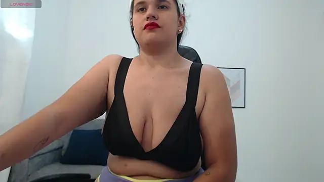 natalia curvy1 online show from November 5, 2025, 5:38 pm