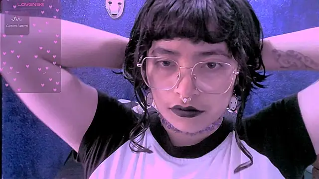 NinaYellow online show from April 23, 2026, 1:24 pm