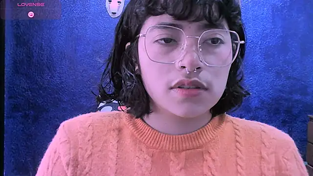 NinaYellow online show from December 3, 2025, 1:43 pm