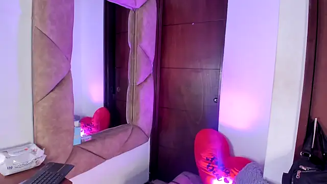 naatashamendozaa online show from September 24, 2025, 3:35 am