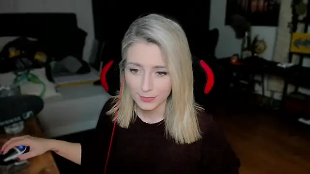 Snapshot of Lisaonthemoon chatting on October 15, 2025, 4:04 pm Lisaonthemoon online show from October 15, 2025, 4:04 pm